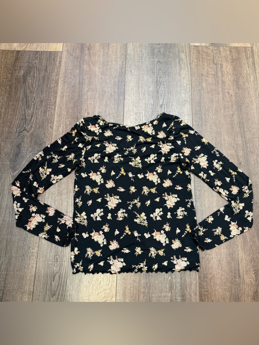 American Eagle soft and sexy floral black semi cropped long sleeve tee small - Picture 7 of 7